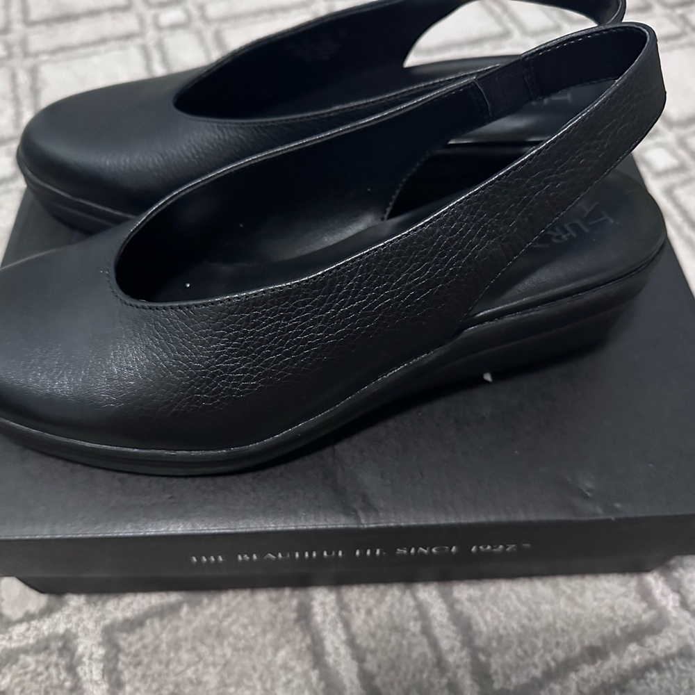 Naturalizer Women's Black Leather Mules with one call out. - Picture 7 of 8